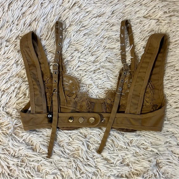 Orseund Iris • Lace trimmed bralette in dark khaki - Picture 7 of 9